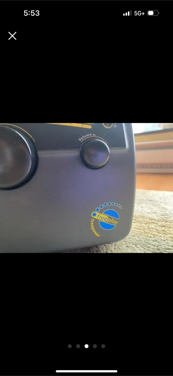 Hand crank radio by Freeplay image indicator(3)