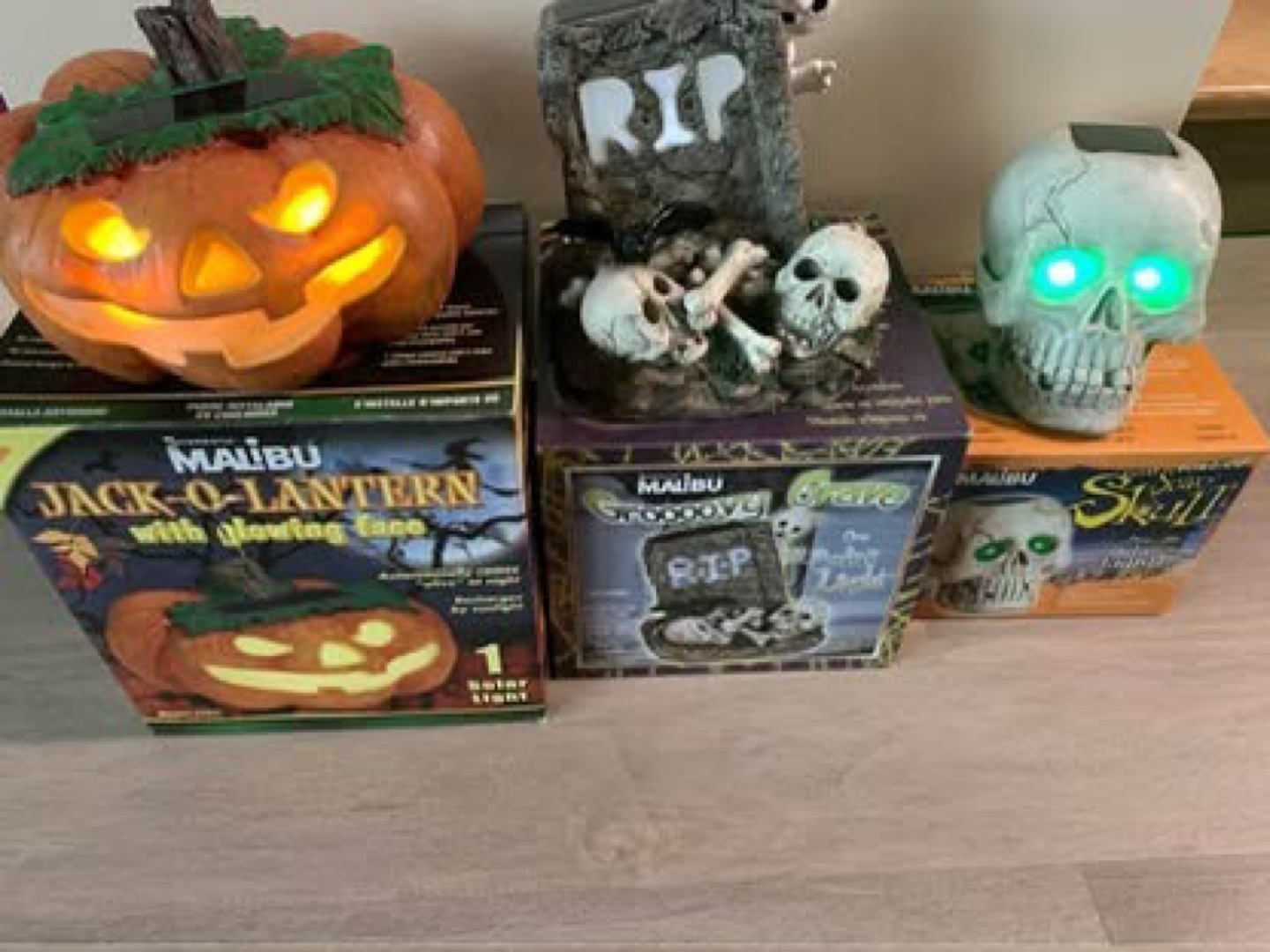Malibu Solar Powered Scary Skull & Jack-O-Lantern - photo 3