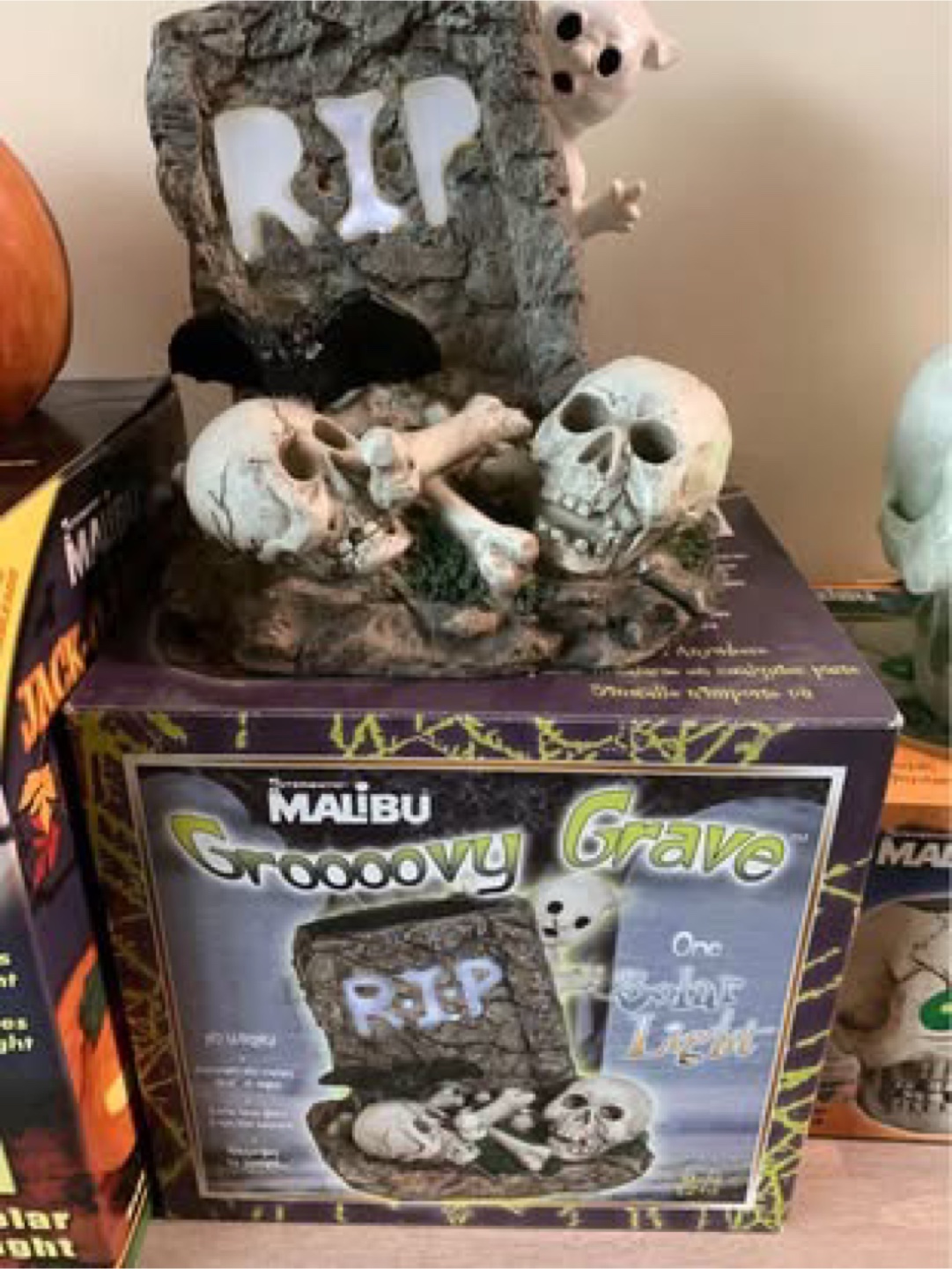 Malibu Solar Powered Scary Skull & Jack-O-Lantern