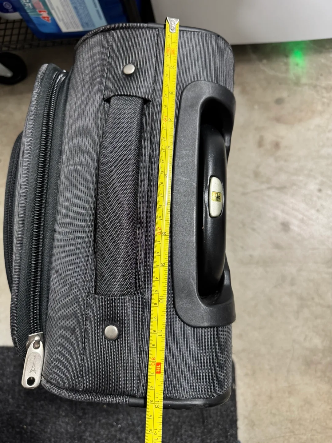 Travelpro Carry-On Suitcase image indicator(3)