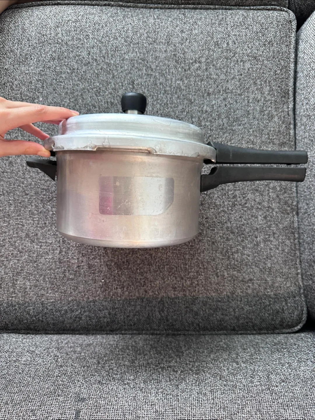 Prestige Popular Aluminum Pressure Cooker - 4 L image indicator(2)