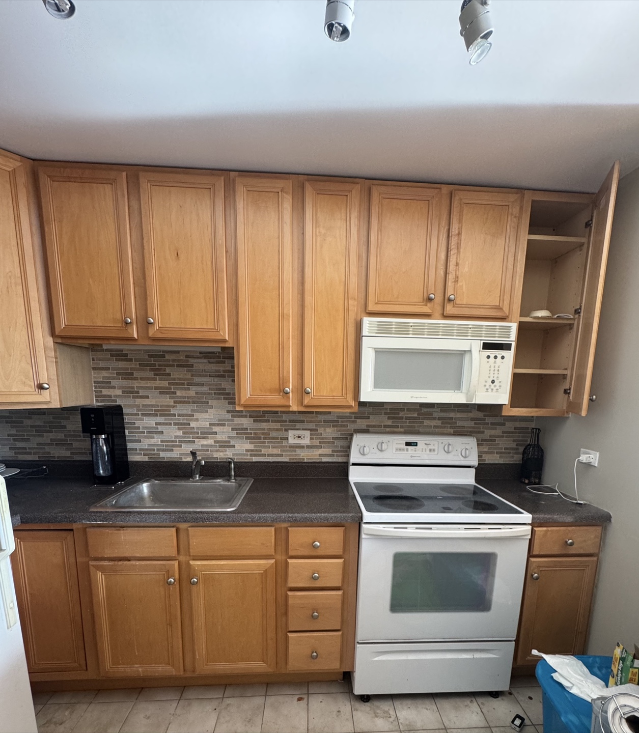Kitchen Cabinets - Light Wood - photo 2