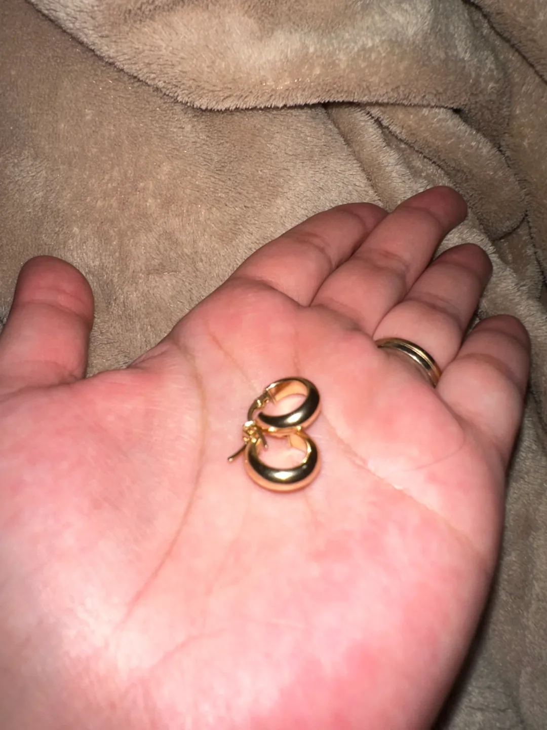 18K Huggie Gold Earring image indicator(5)