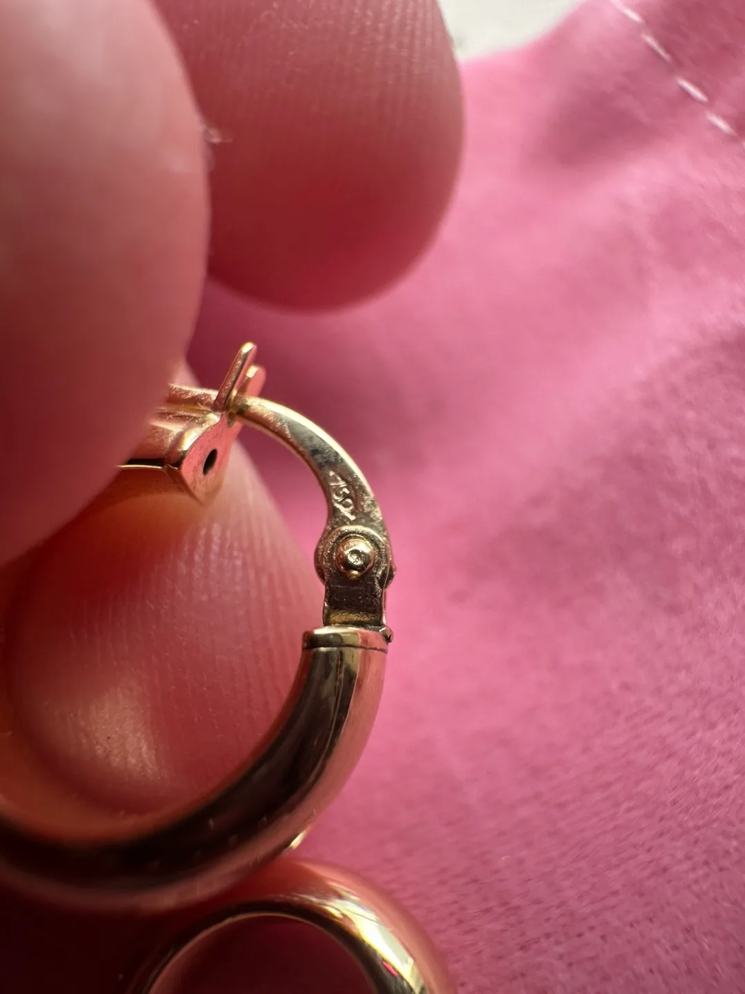 18K Huggie Gold Earring image indicator(6)