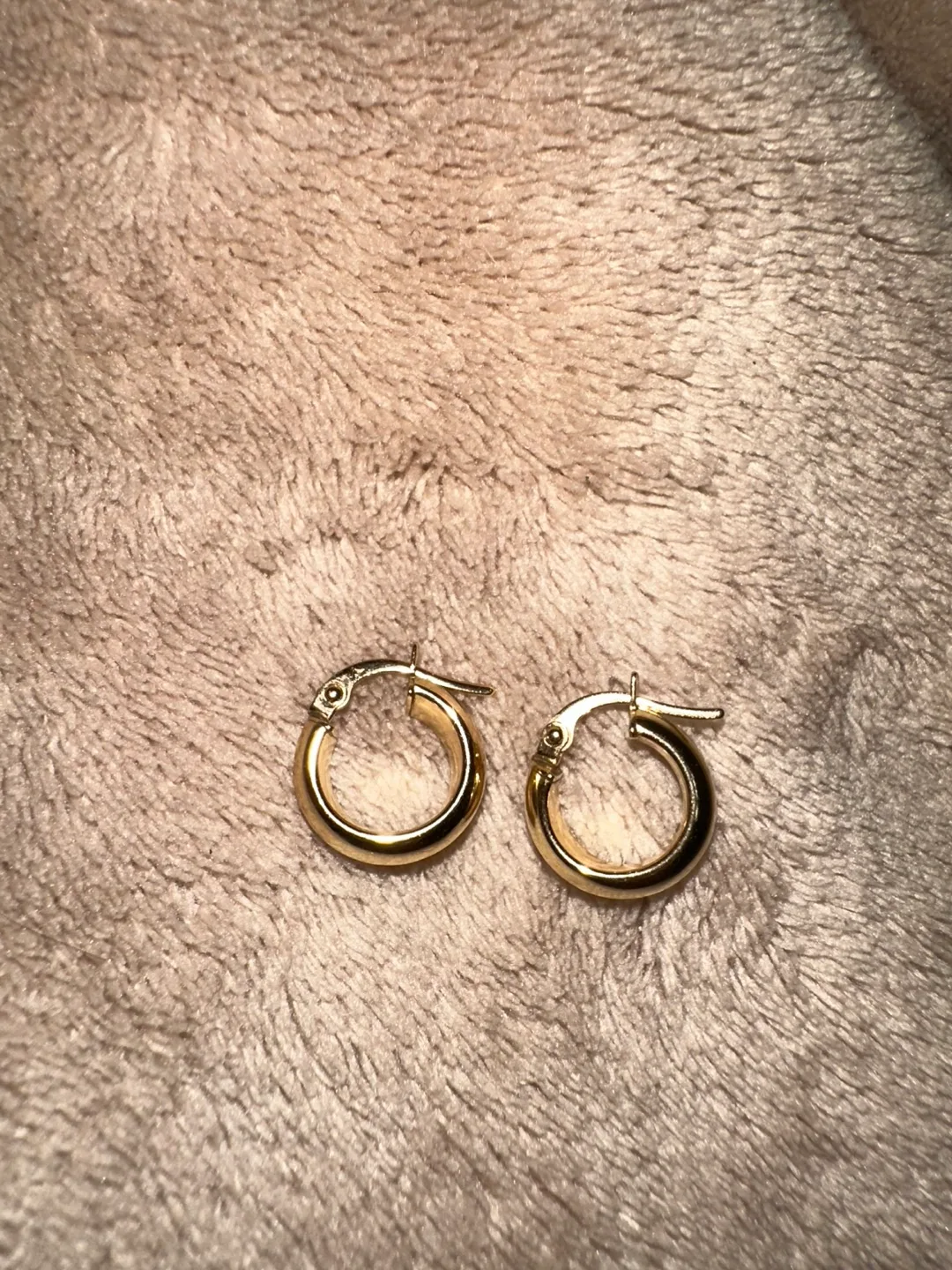 18K Huggie Gold Earring image indicator(3)