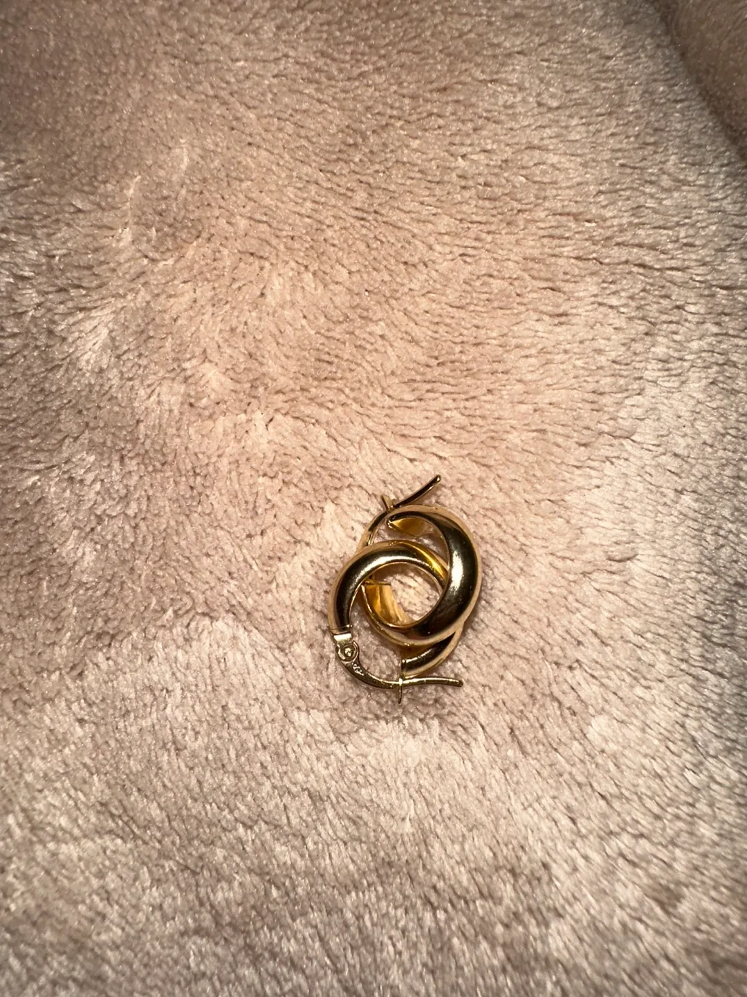 18K Huggie Gold Earring image indicator(4)