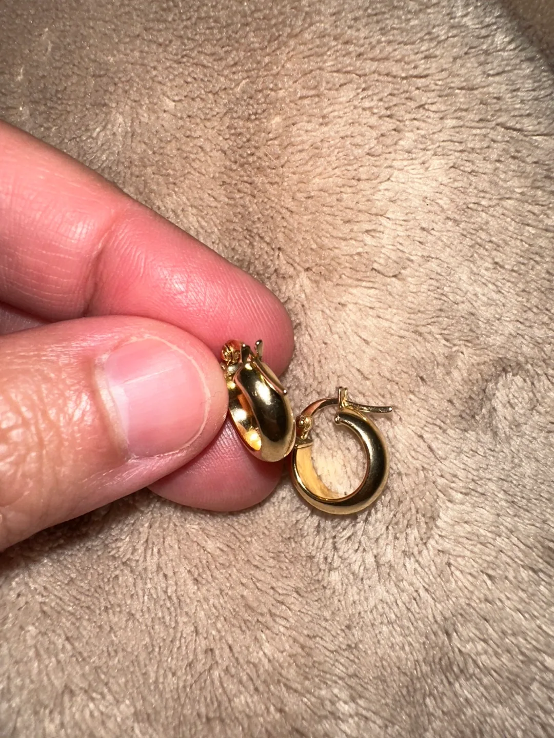 18K Huggie Gold Earring image indicator(2)