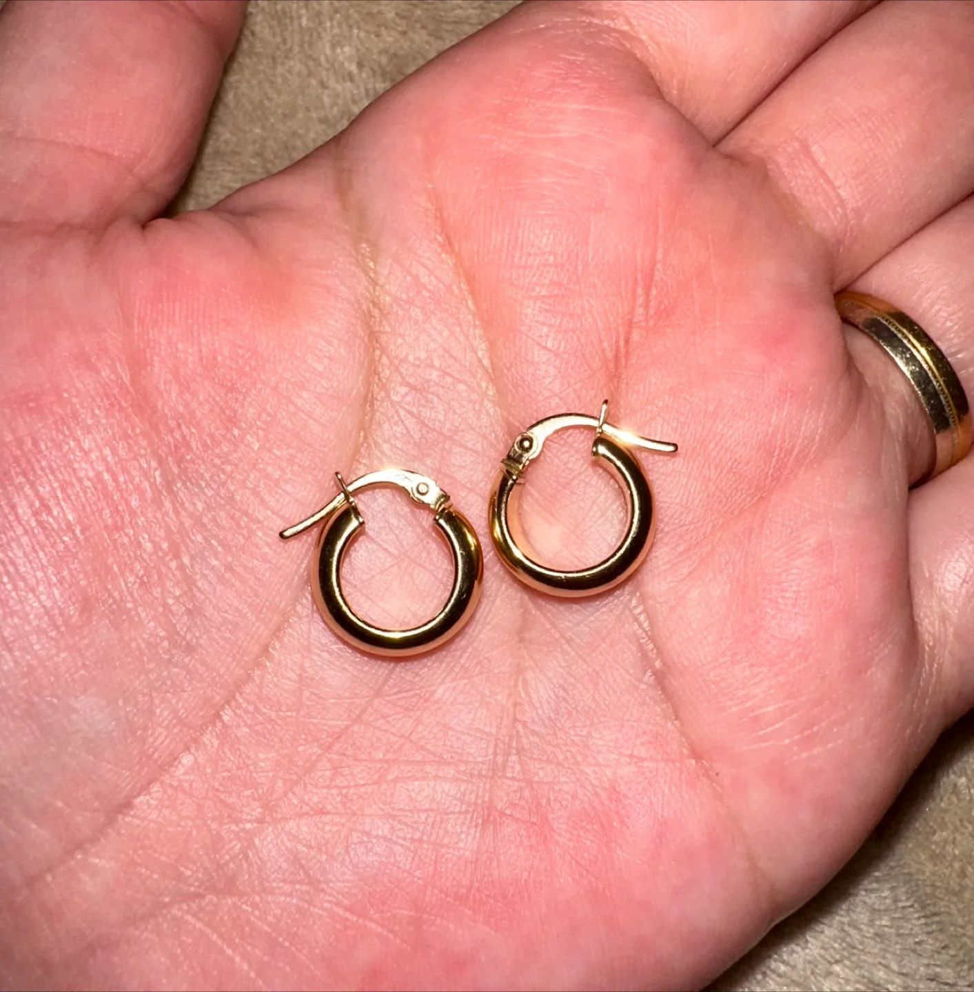 18K Huggie Gold Earring thumbnail