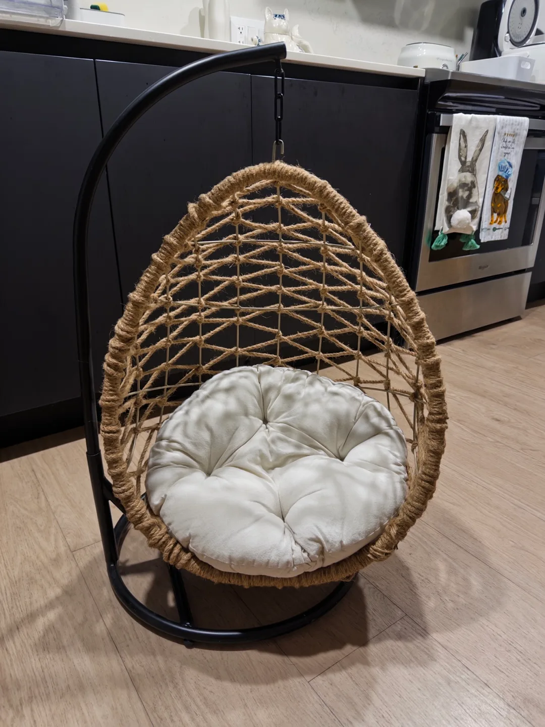 Cat/pet egg chair thumbnail
