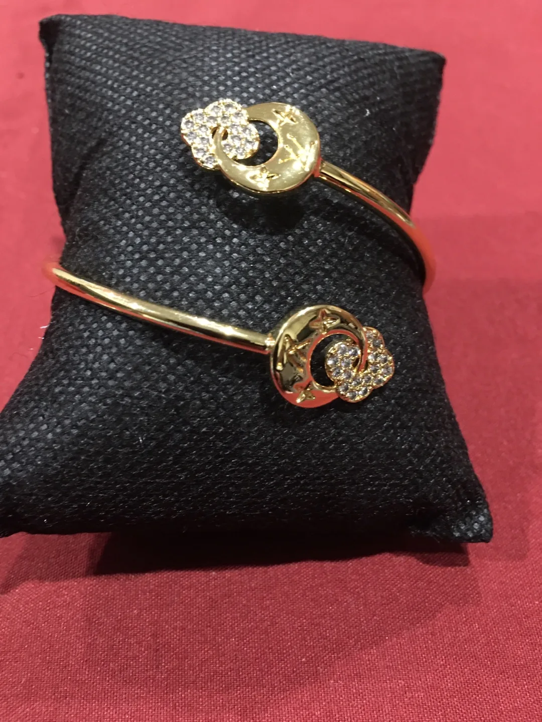 Gold Tone Jewellery Set - Necklace, Ring , Earrings and Bracelet image indicator(9)