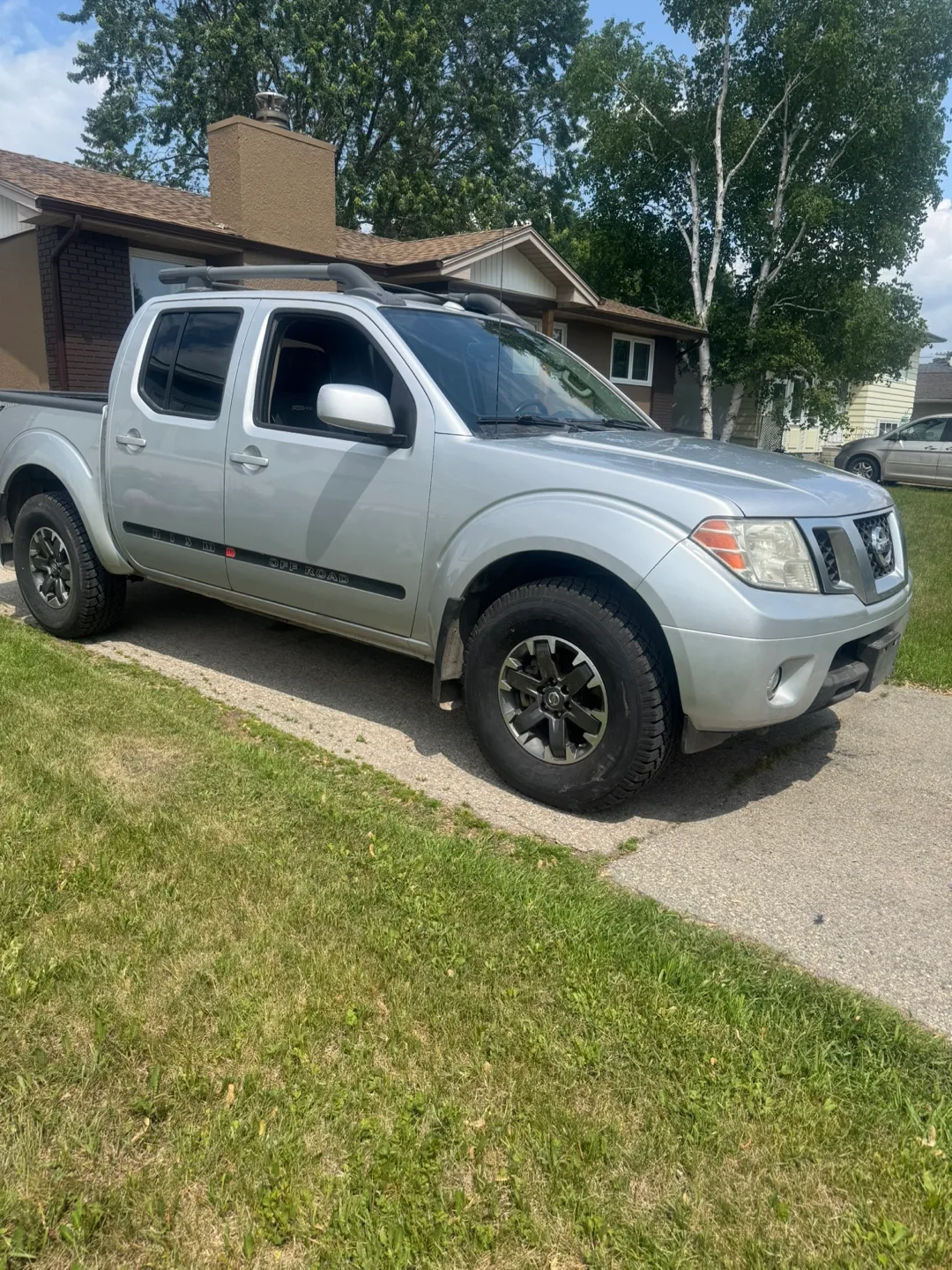 Nissan Frontier PRO-4X Truck thumbnail