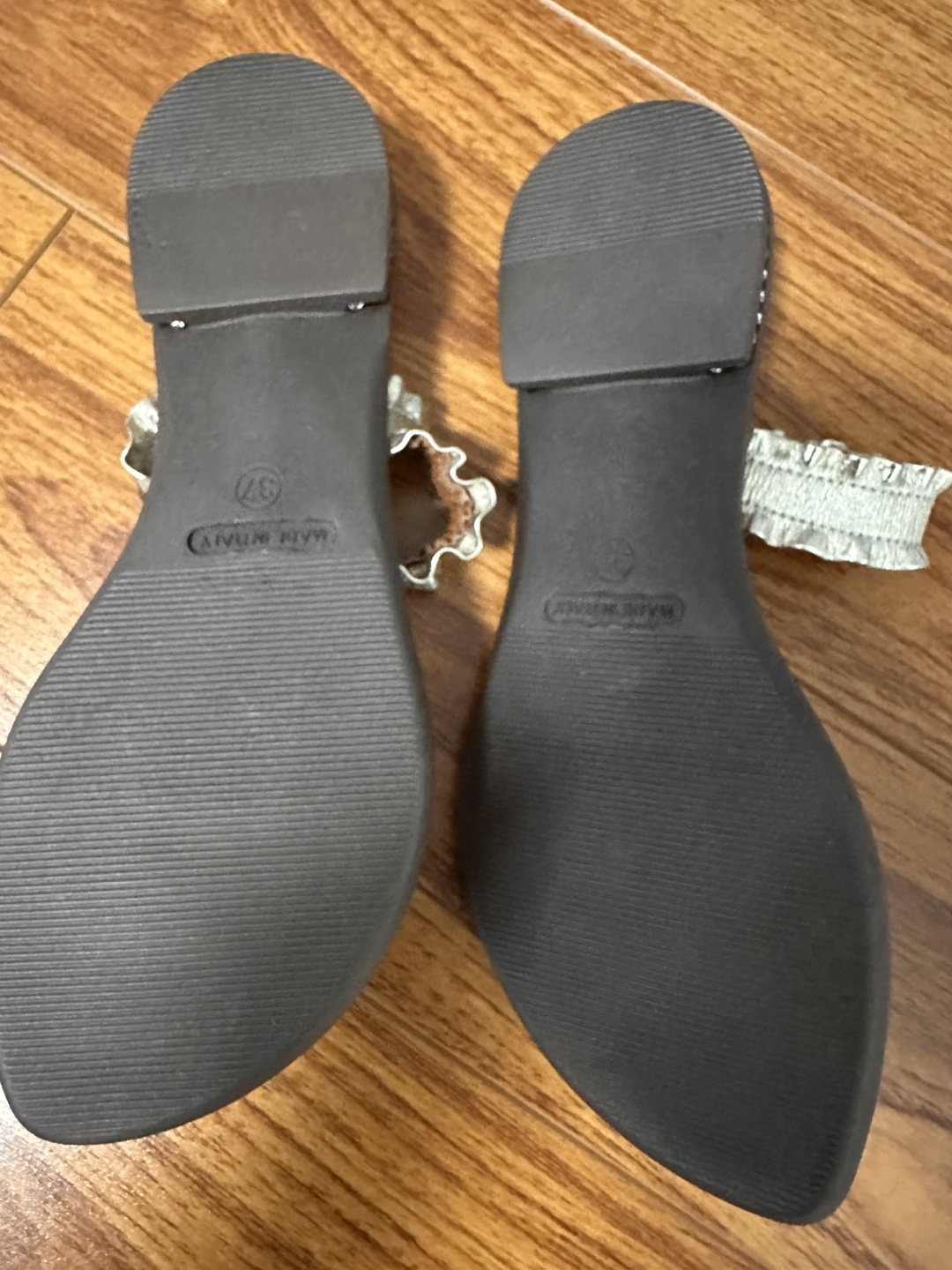 Browns Toe Ring Sandals - Size 7 - photo 4