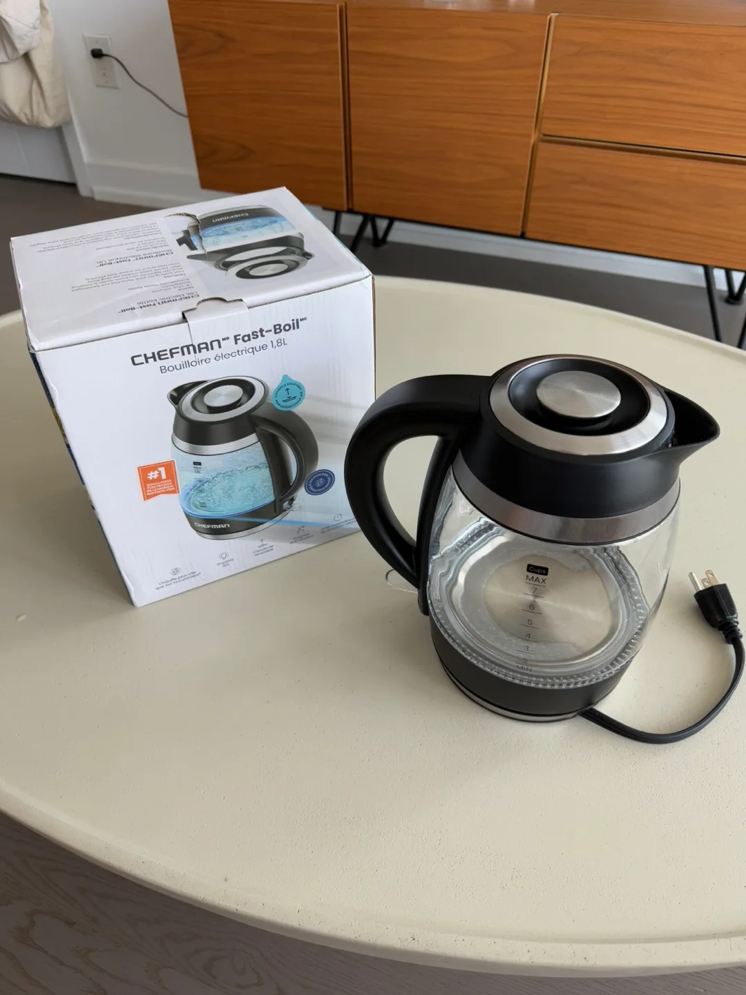 Water cooker | 1.8L Electric Kettle Chefman - Like New! thumbnail