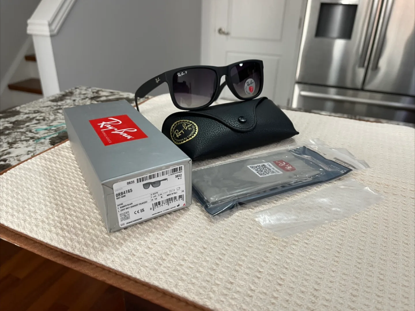 New Ray-Ban Polarized Sunglasses. Matte Black. MADE IN ITALY! thumbnail