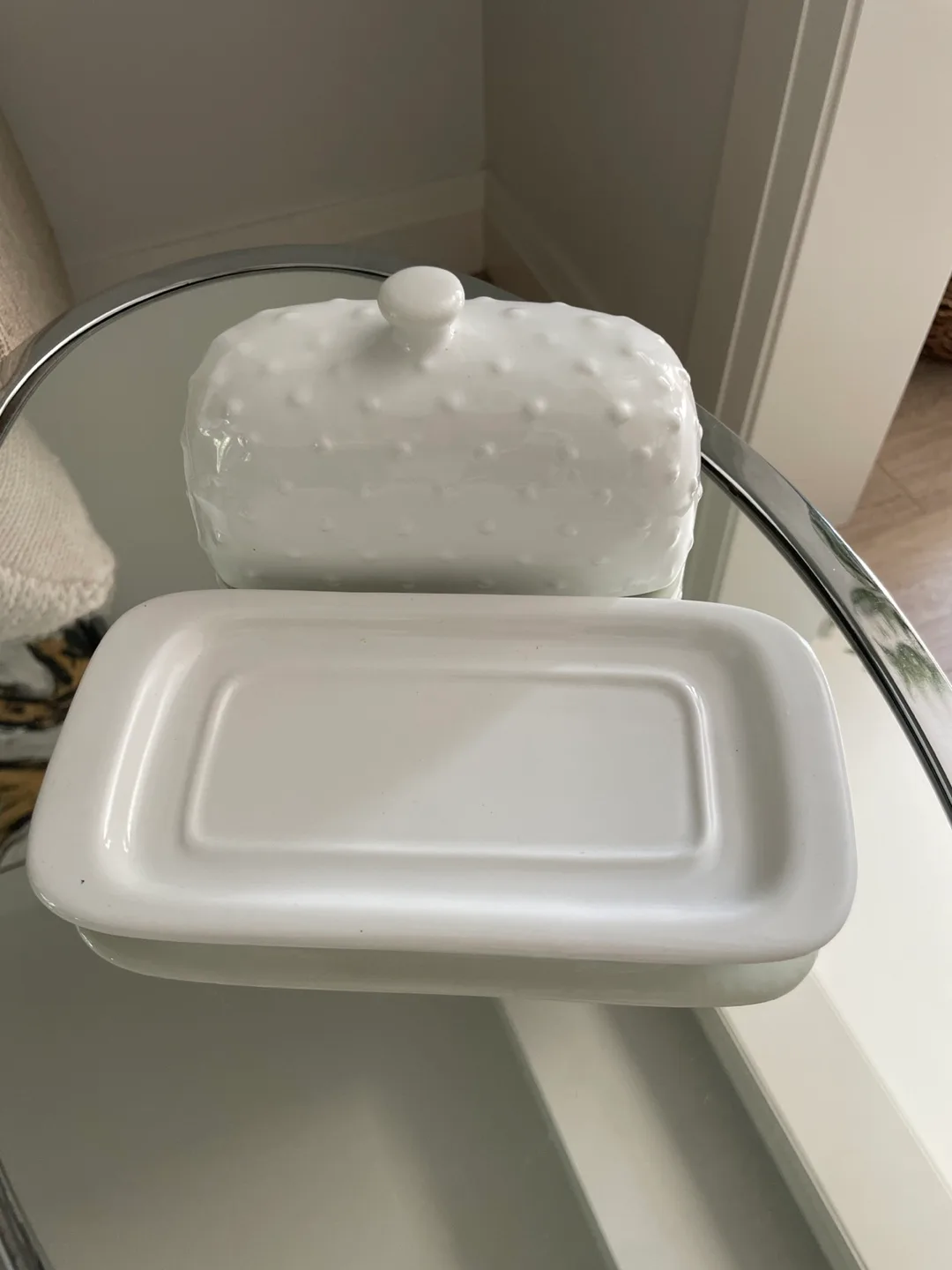White Ceramic Butter Dish with Lid image indicator(2)