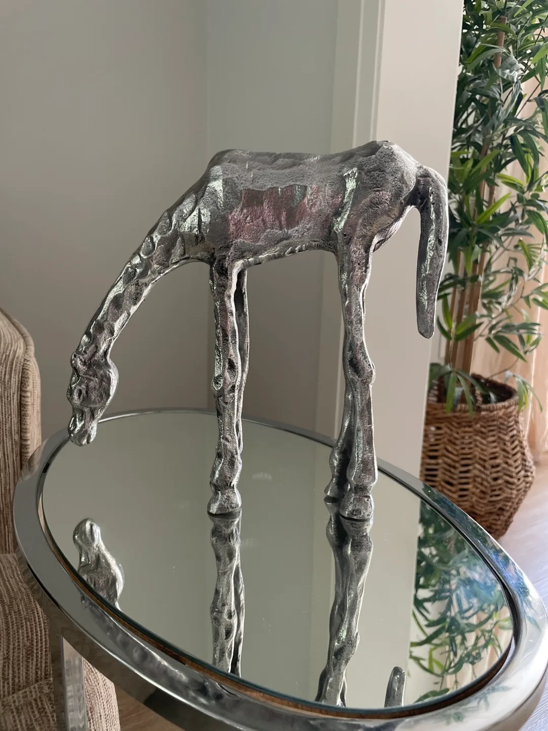 Silver metal Giraffe Statue thumbnail