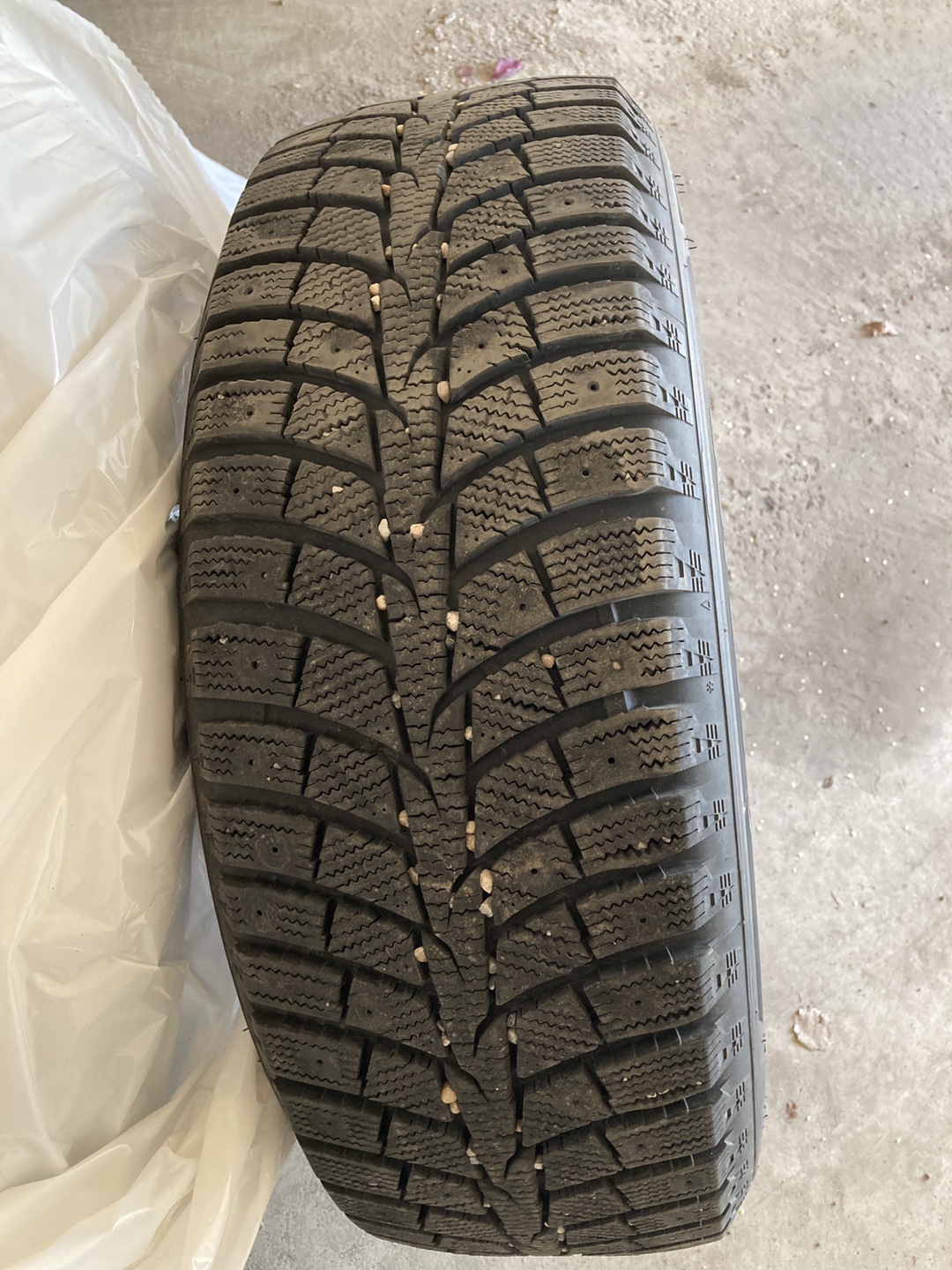 Laufenn i Fit Ice 215/60R17 Winter Tire - photo 2