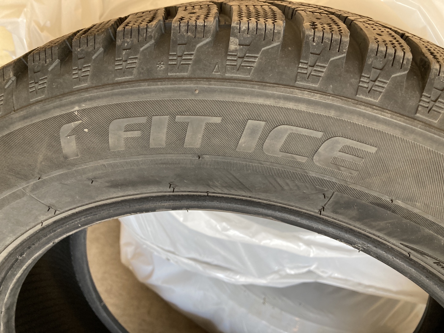 Laufenn i Fit Ice 215/60R17 Winter Tire - photo 3