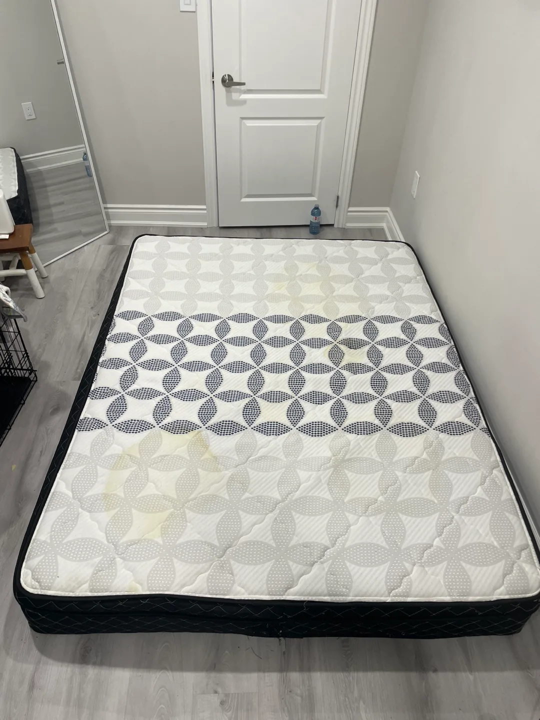 Queen mattress (used) $10 ONLY - pickup TODAY thumbnail