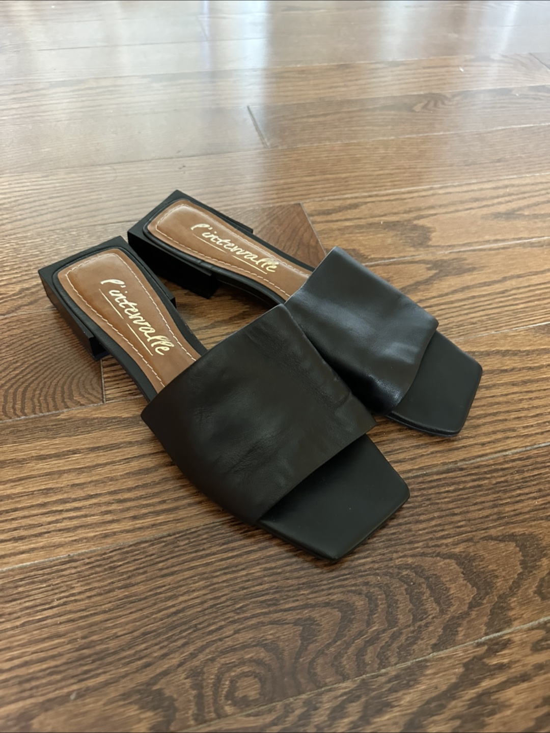 L’intervalle black slip-on sandals