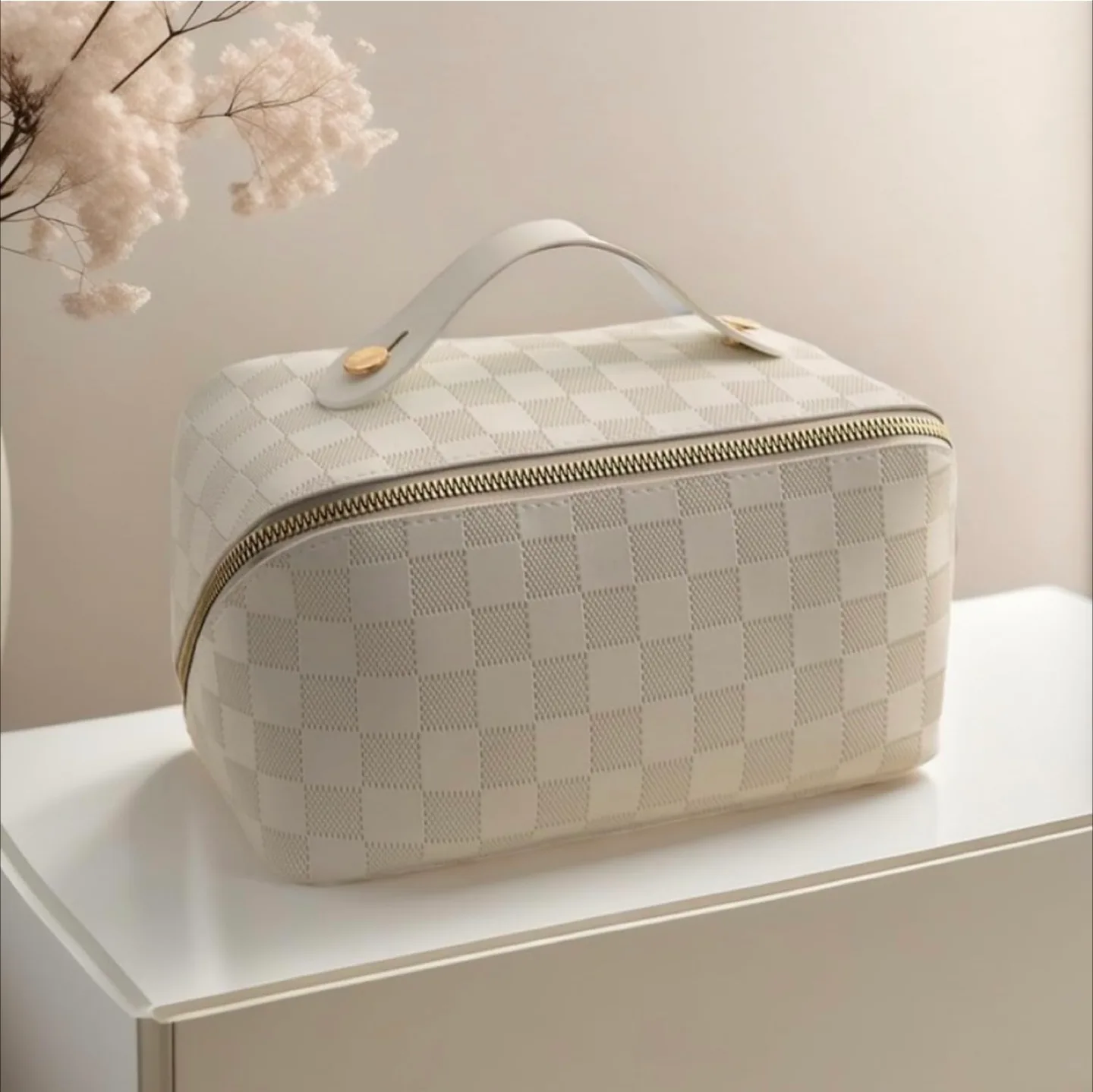 White Checkered Cosmetic Travel Case image indicator(3)