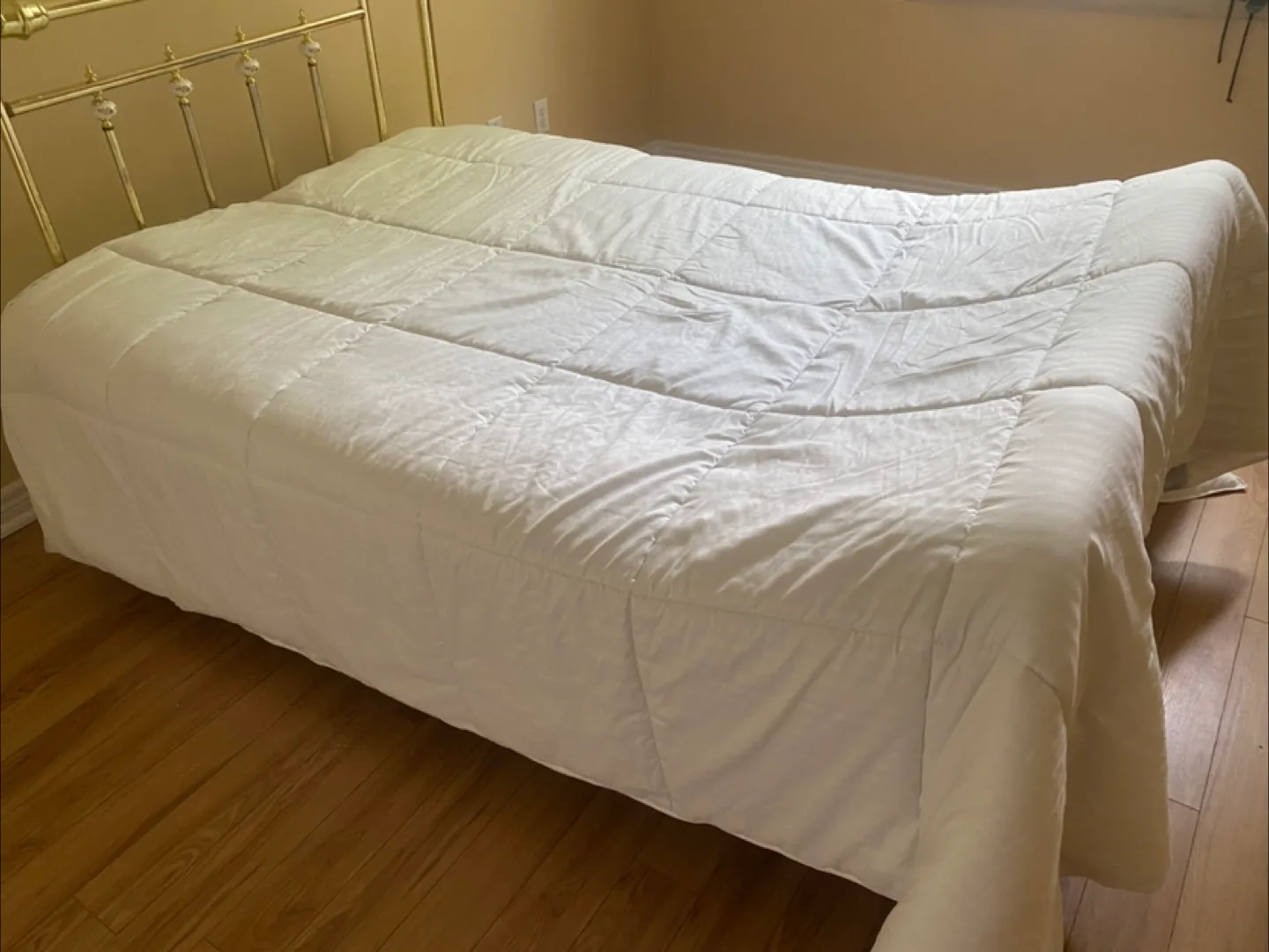 White Quilted Comforter image indicator(2)