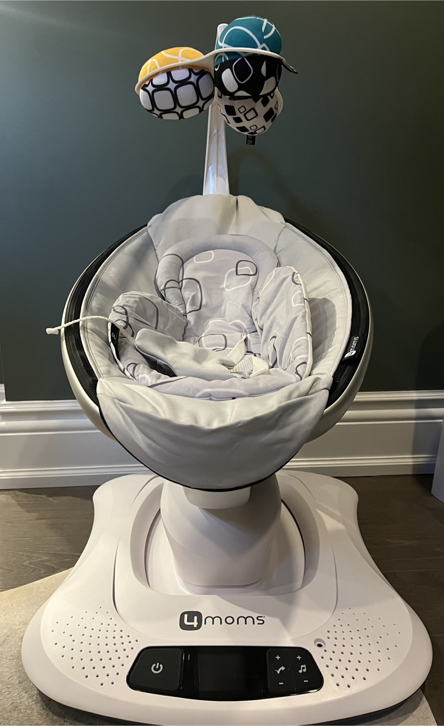 4moms mamaRoo Baby Swing with newborn insert