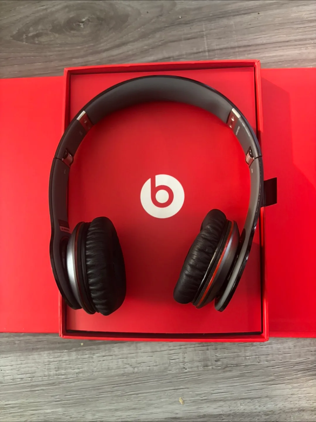 Beats by Dr. Dre Solo HD Headphones image indicator(4)