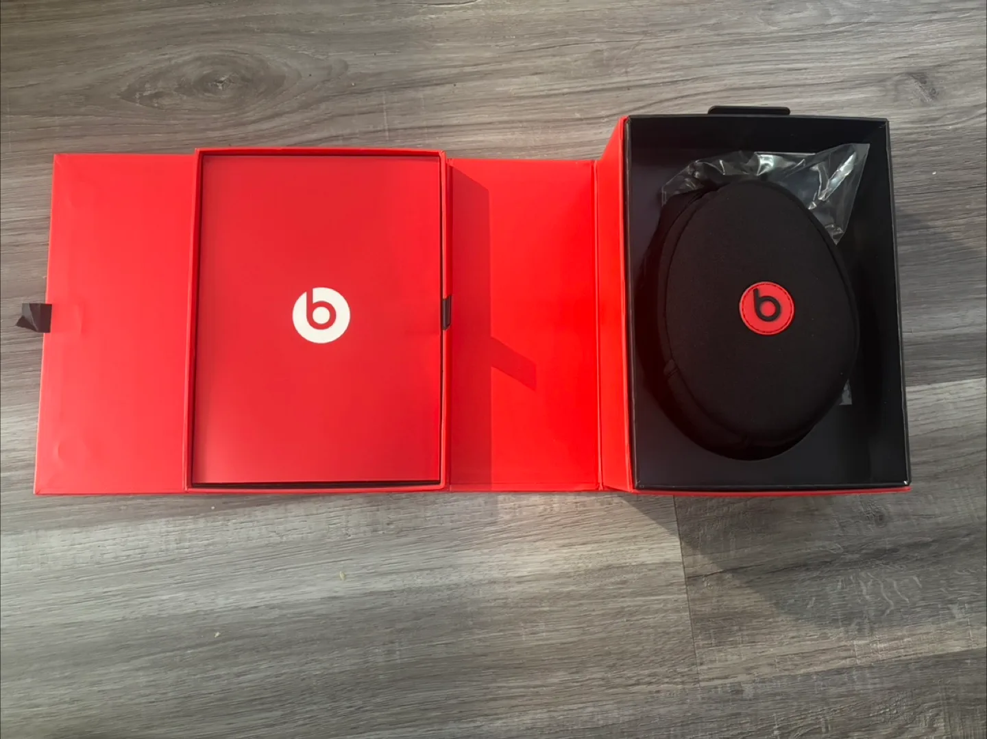 Beats by Dr. Dre Solo HD Headphones image indicator(2)