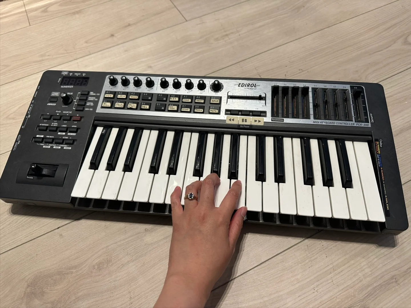 Edirol PCR-300 MIDI Keyboard Controller by Roland thumbnail