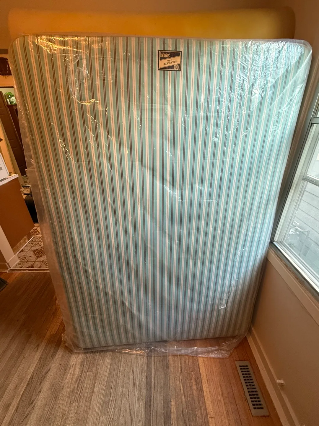 Simmons Deep Sleep box spring for a double mattress thumbnail