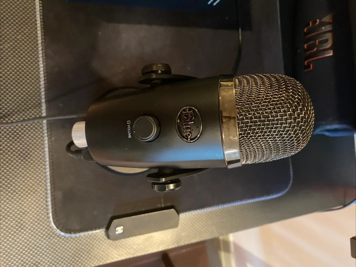 Blue Yeti USB Microphone - Black image indicator(2)