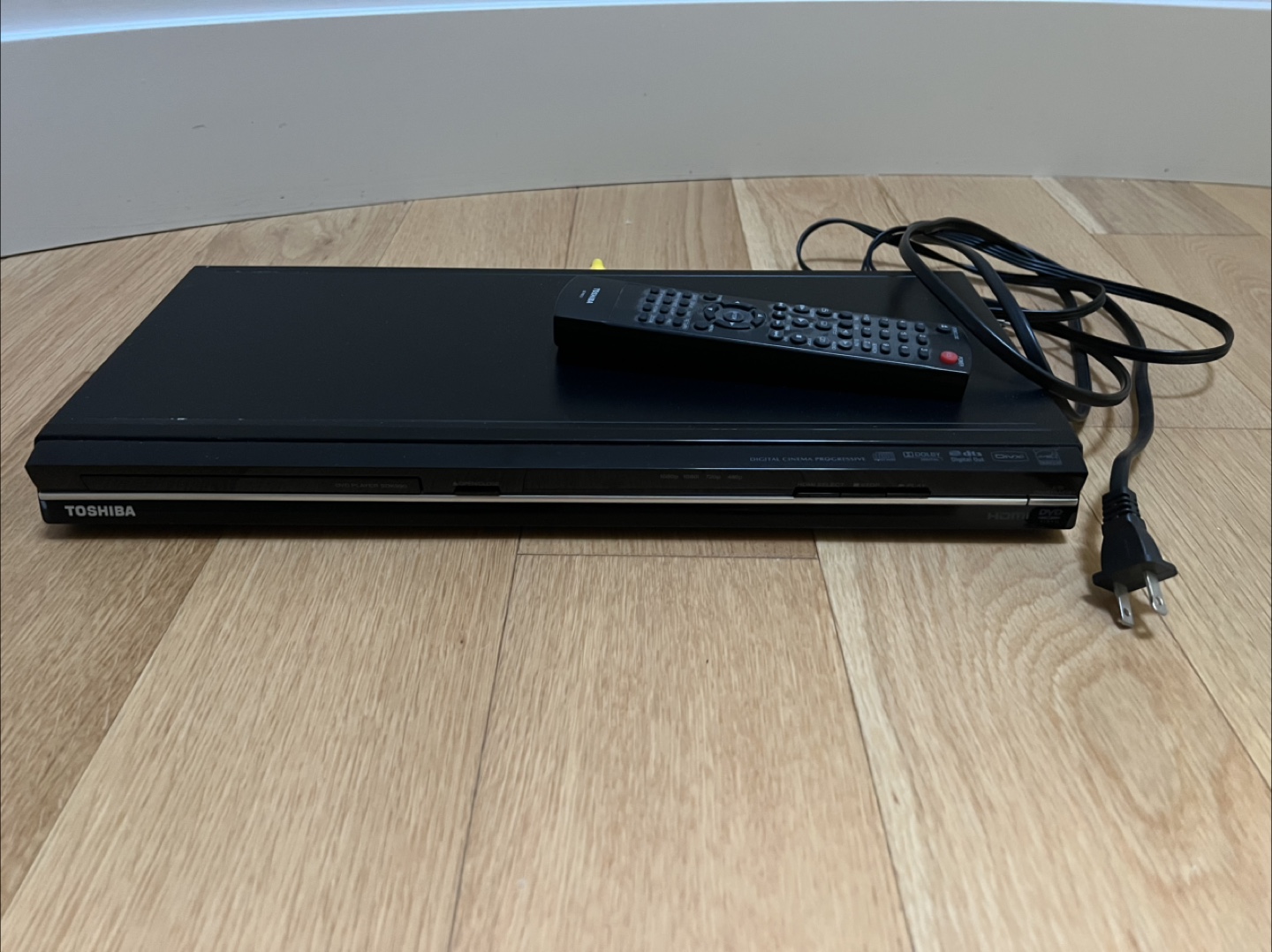 🎬 Retro Home Theatre Bundle – TV + DVD Player! 🛋️