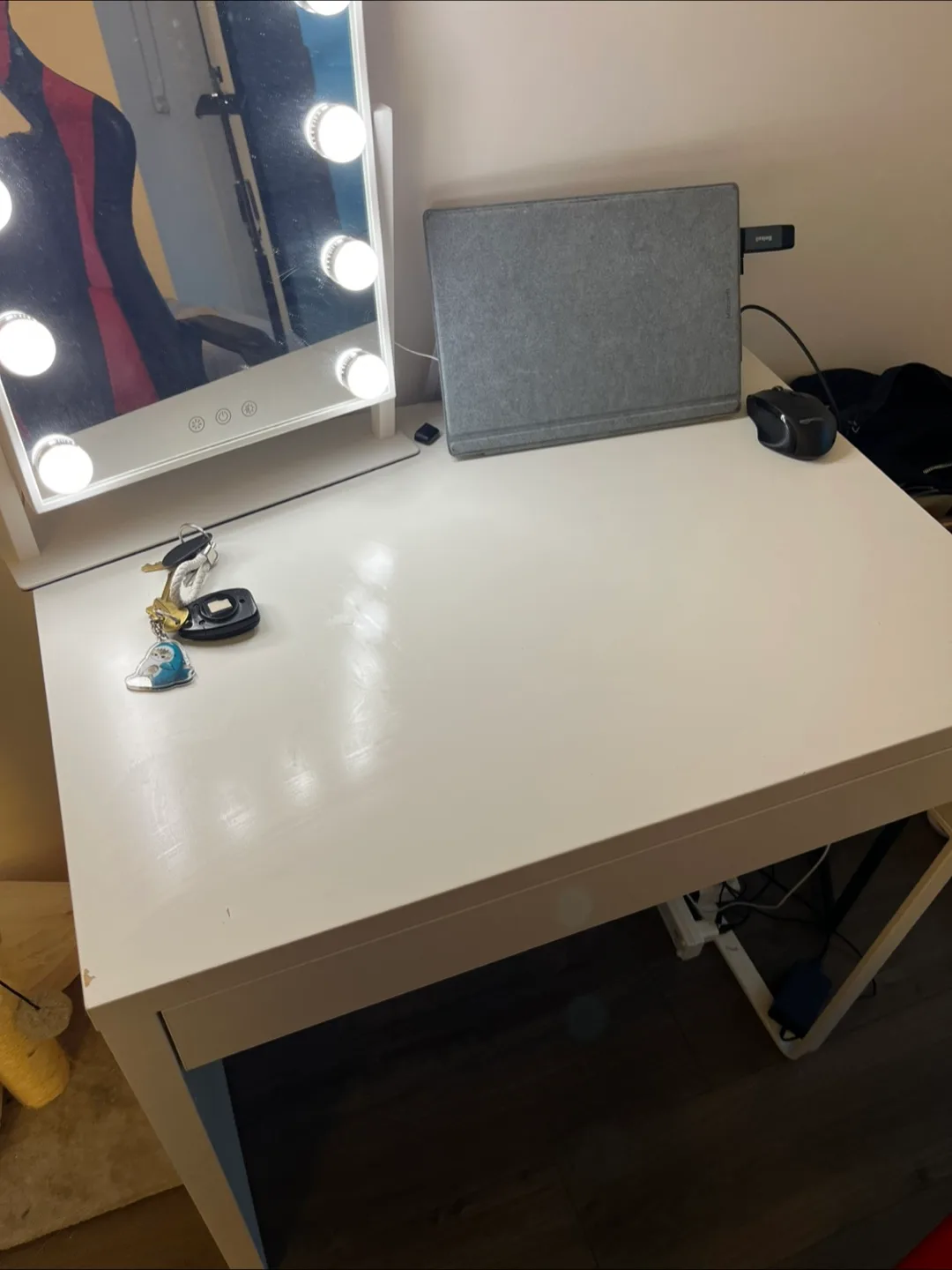 White Desk thumbnail