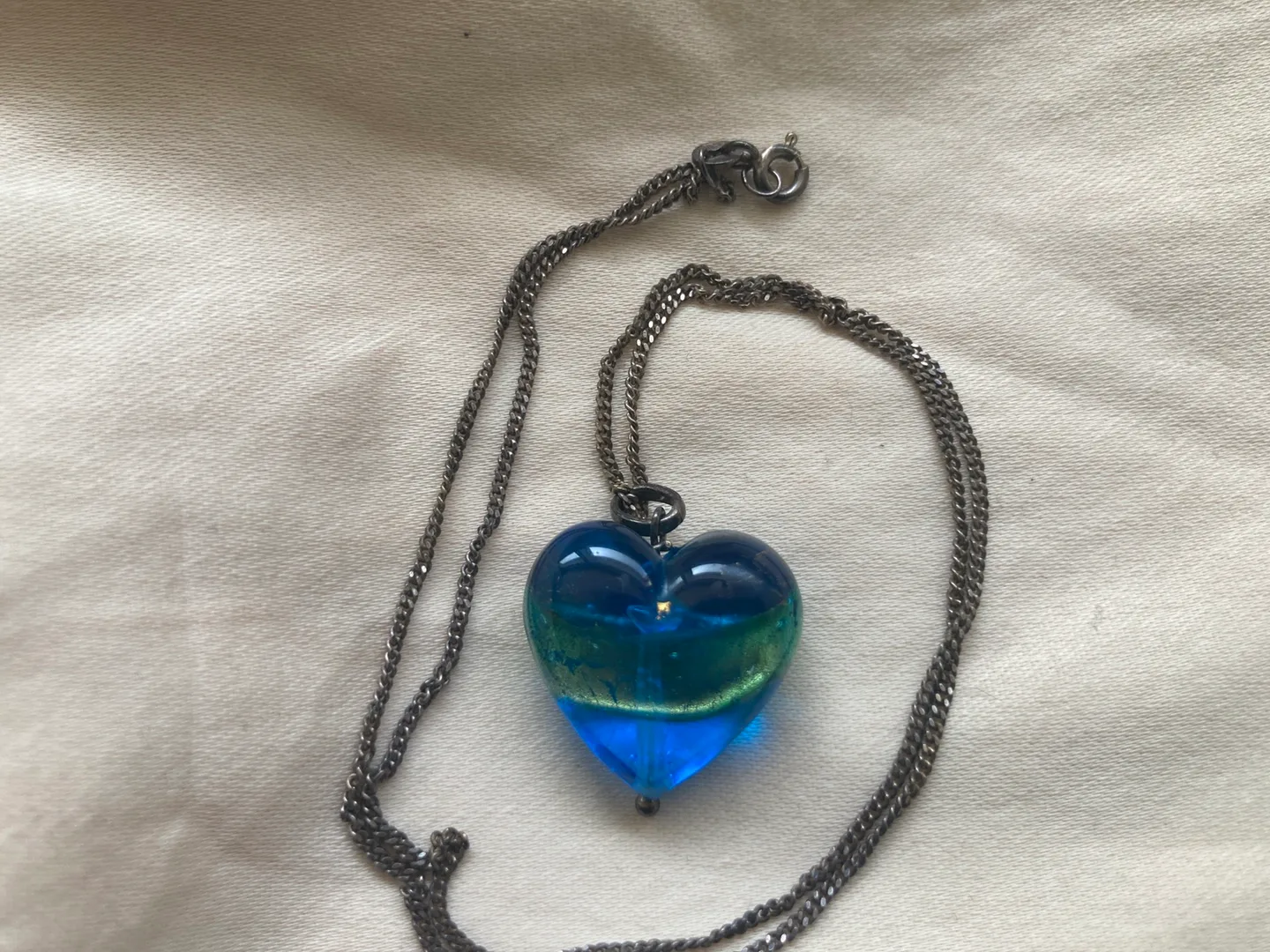 silver chain with glass heart image indicator(2)