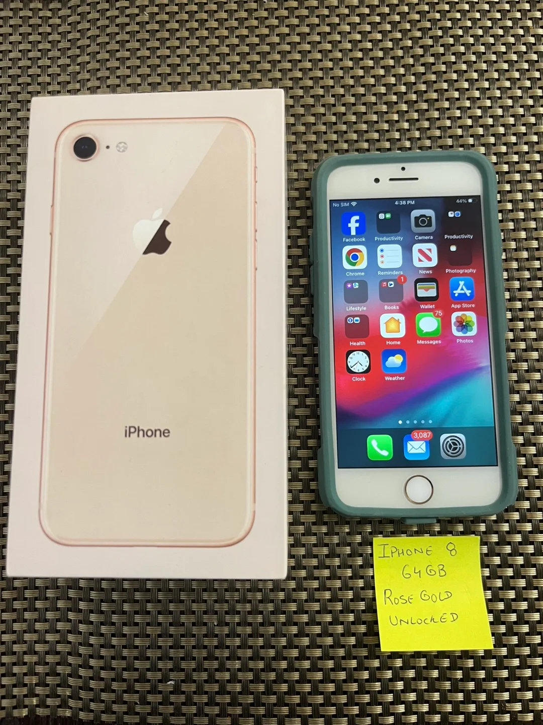 iPhone 8 64GB Rose Gold - Unlocked thumbnail