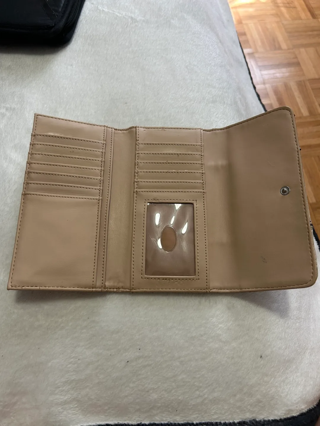Guess Wallet image indicator(2)