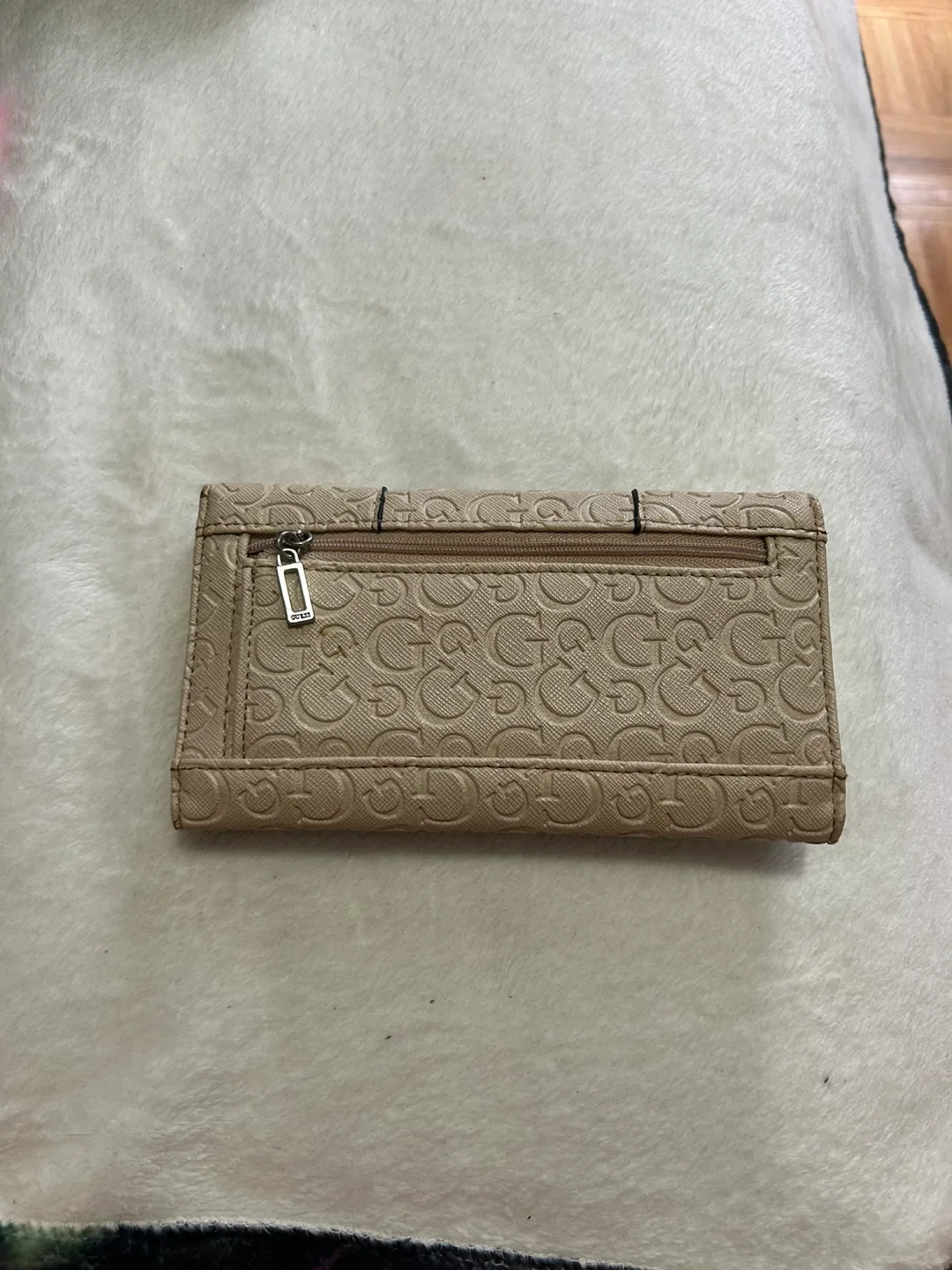 Guess Wallet image indicator(3)