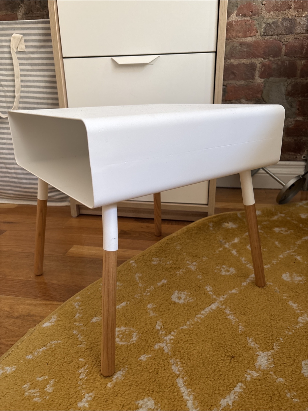 White Side Table with Wooden Legs - photo 2