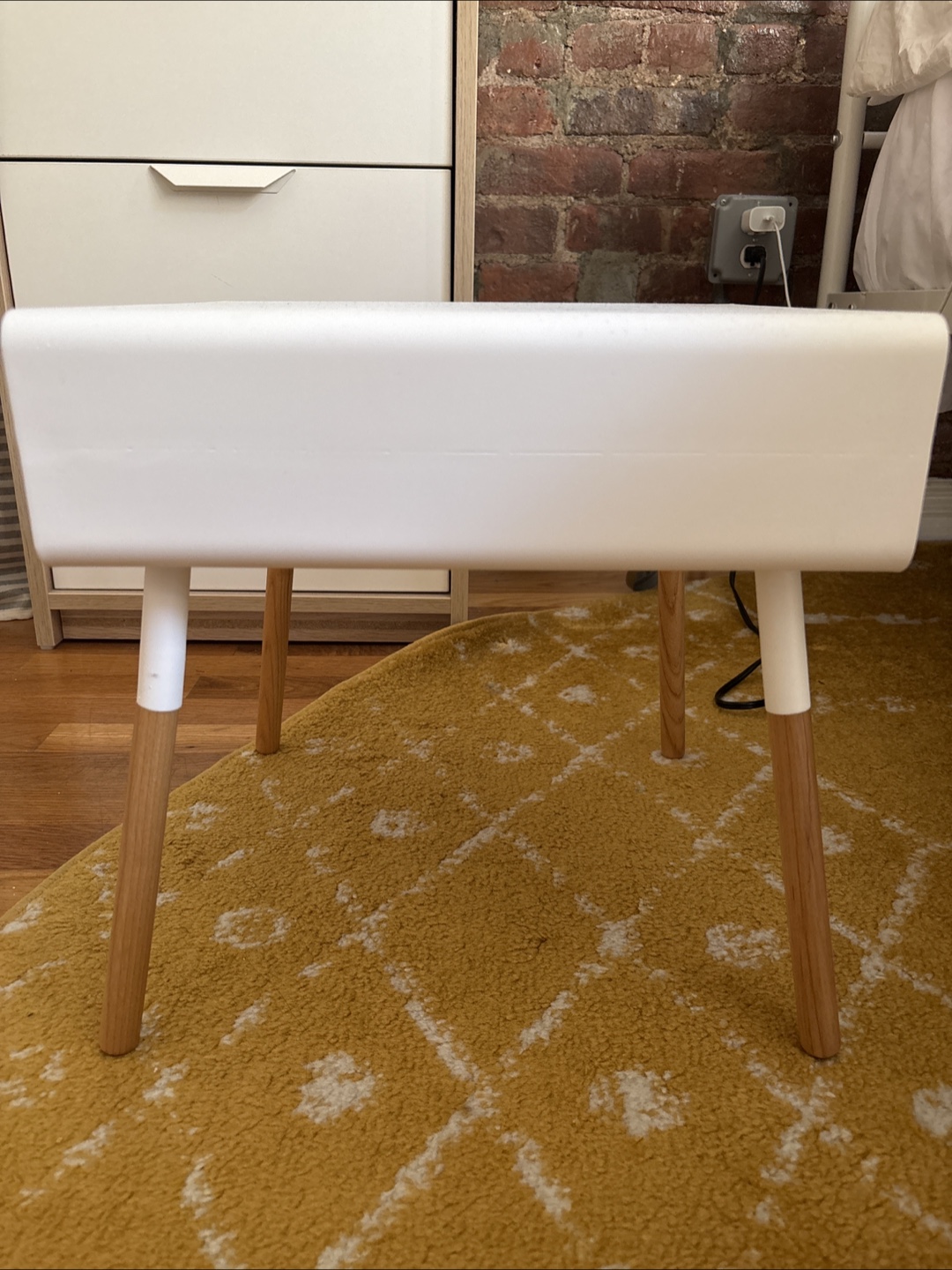 White Side Table with Wooden Legs - photo 3