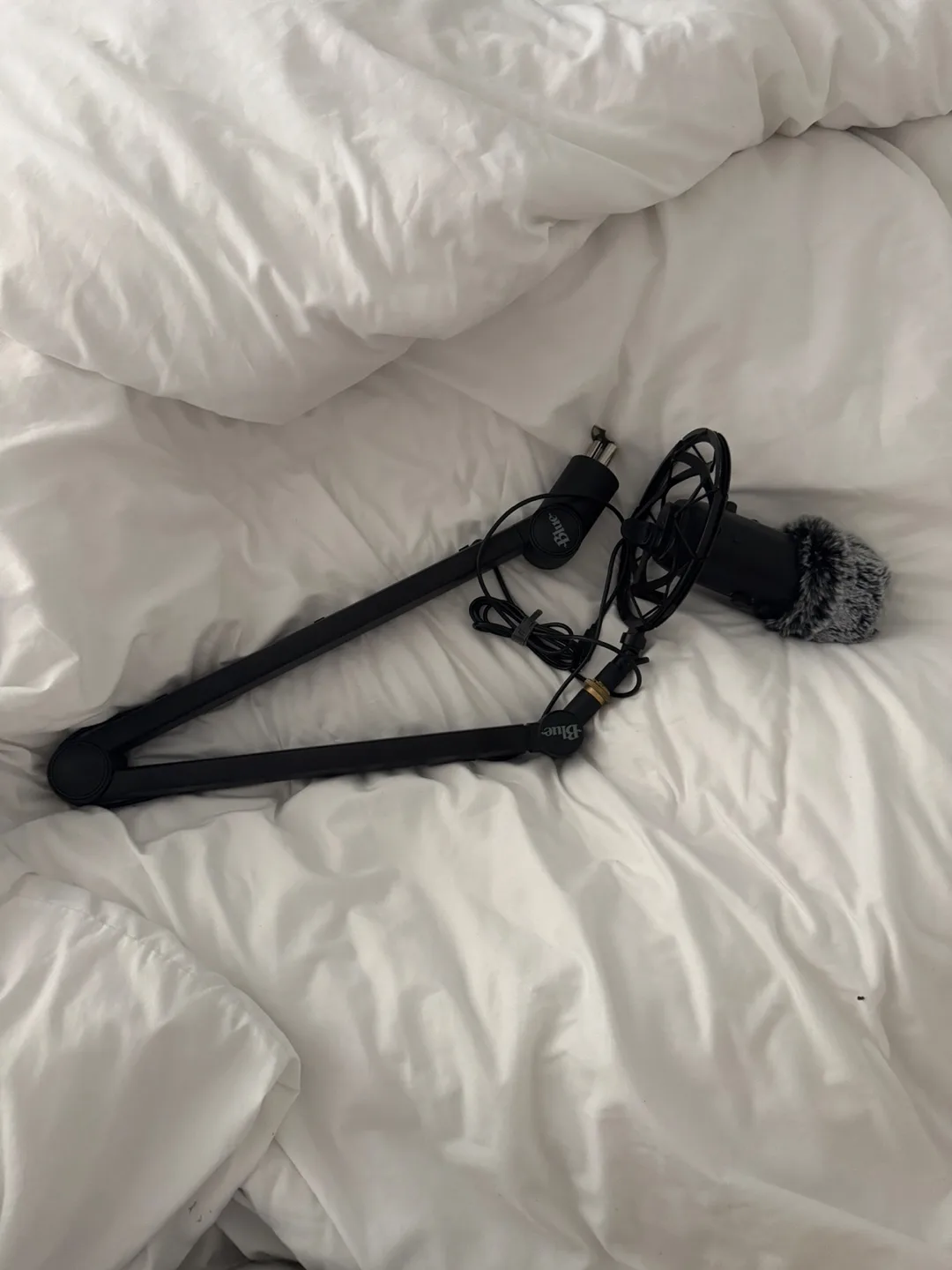 Blue Yeti Microphone with Boom Arm thumbnail