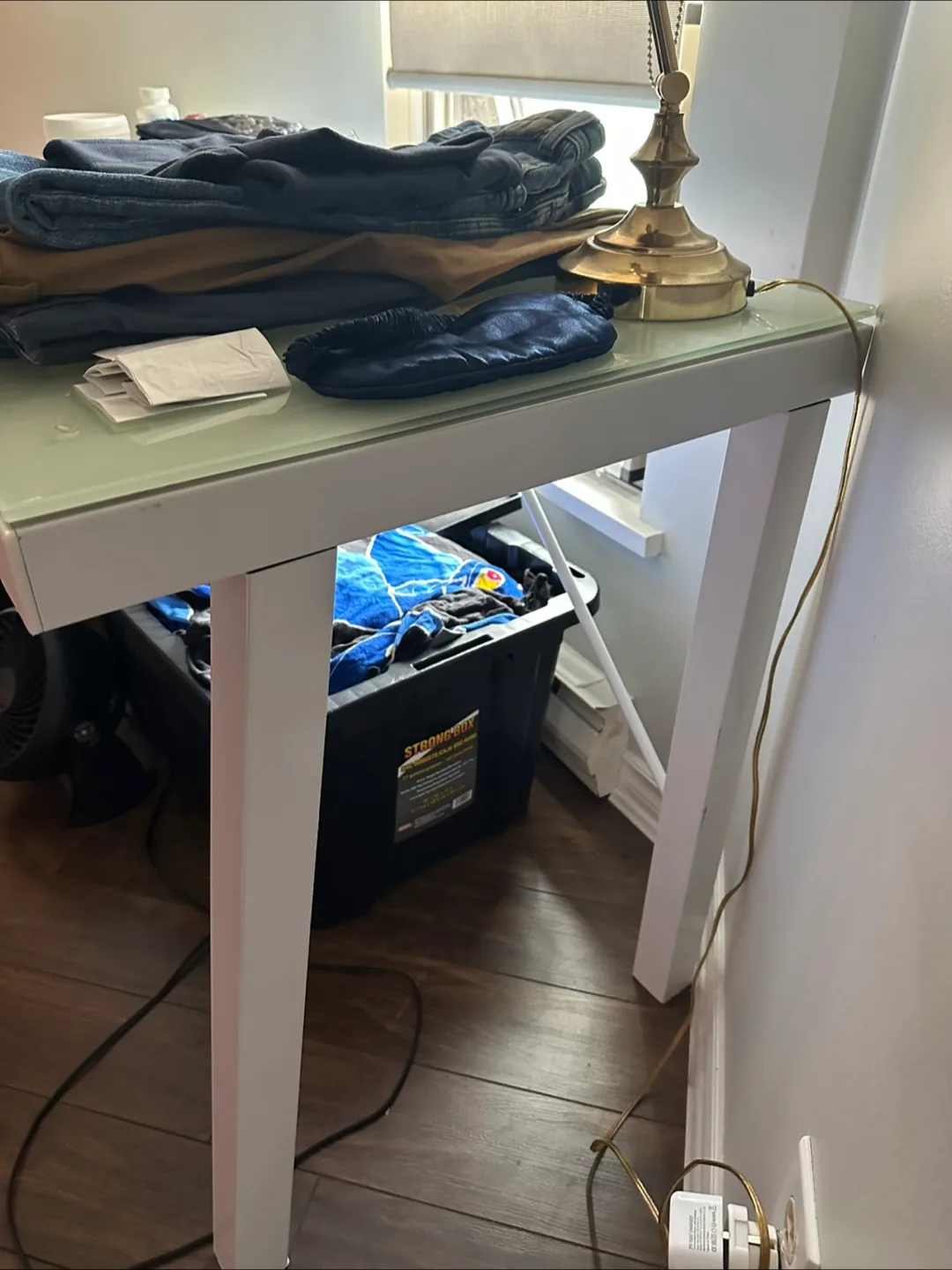 Glass Top Desk with White Legs image indicator(2)