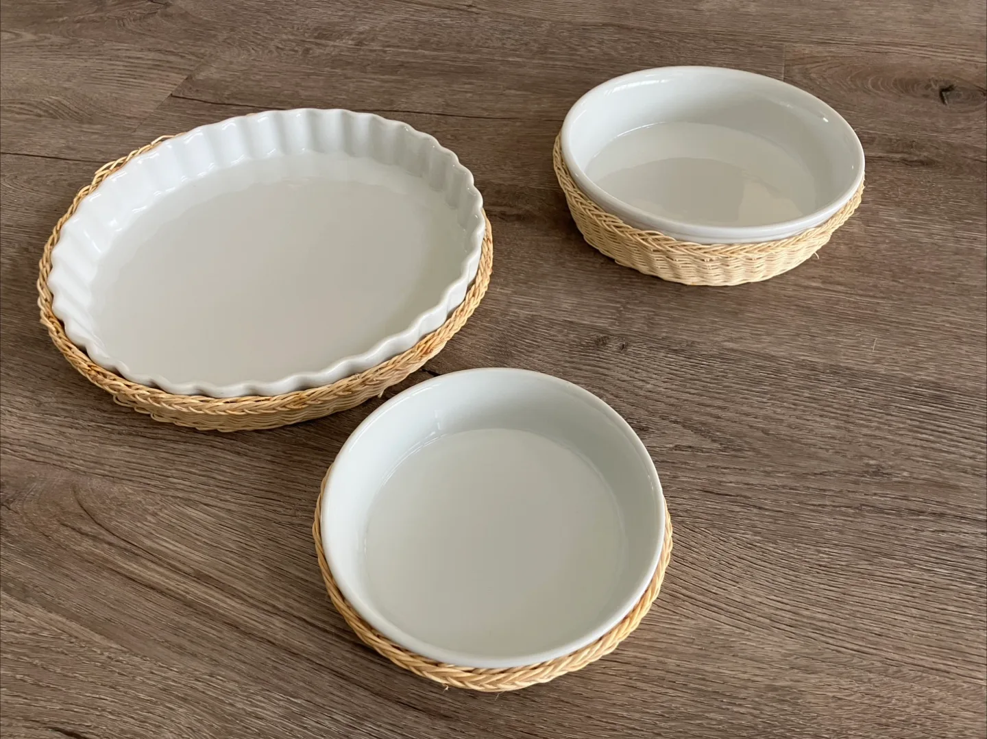 Ceramic Pie Dishes with Wicker Trim (Set of 3) thumbnail