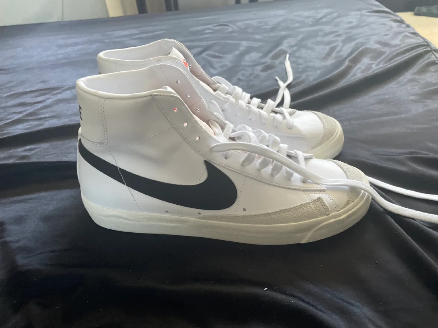 Nike Blazer Mid '77 White Sneakers image indicator(2)