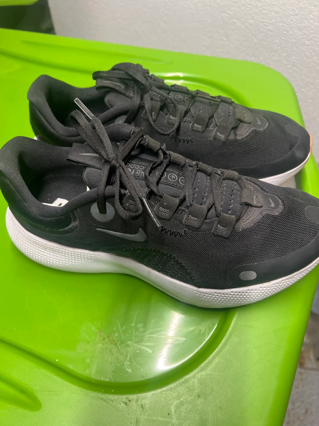 Nike React Escape Run Black Sneakers thumbnail