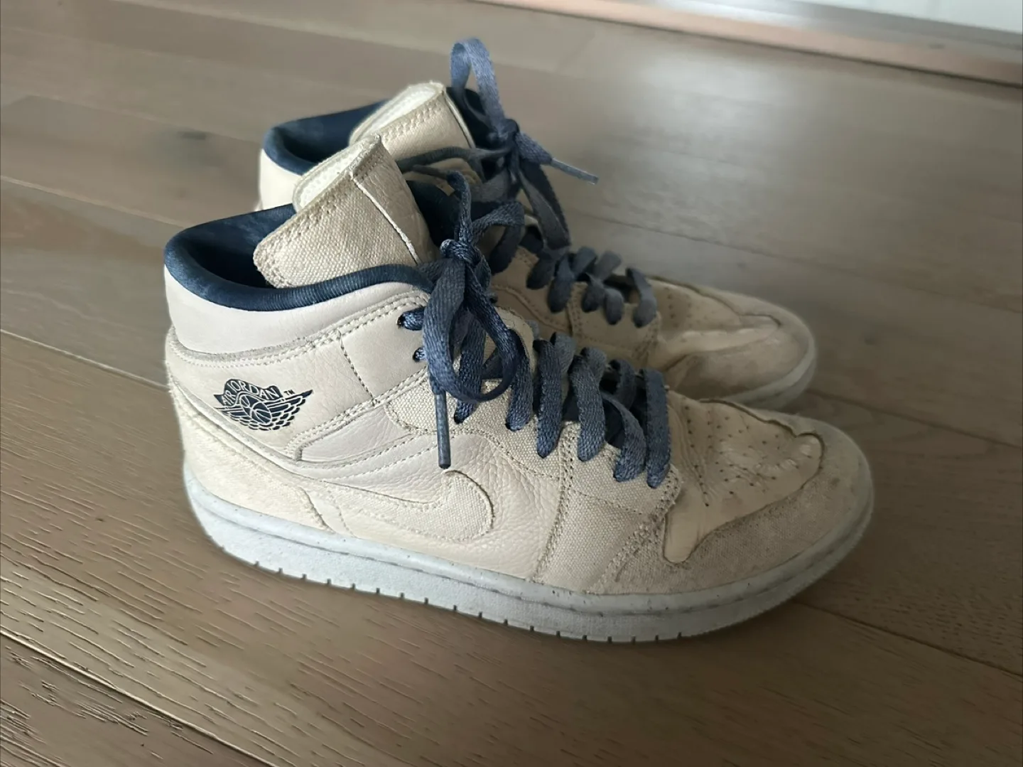 Nike Jordan woman’s size 8 sneakers image indicator(3)