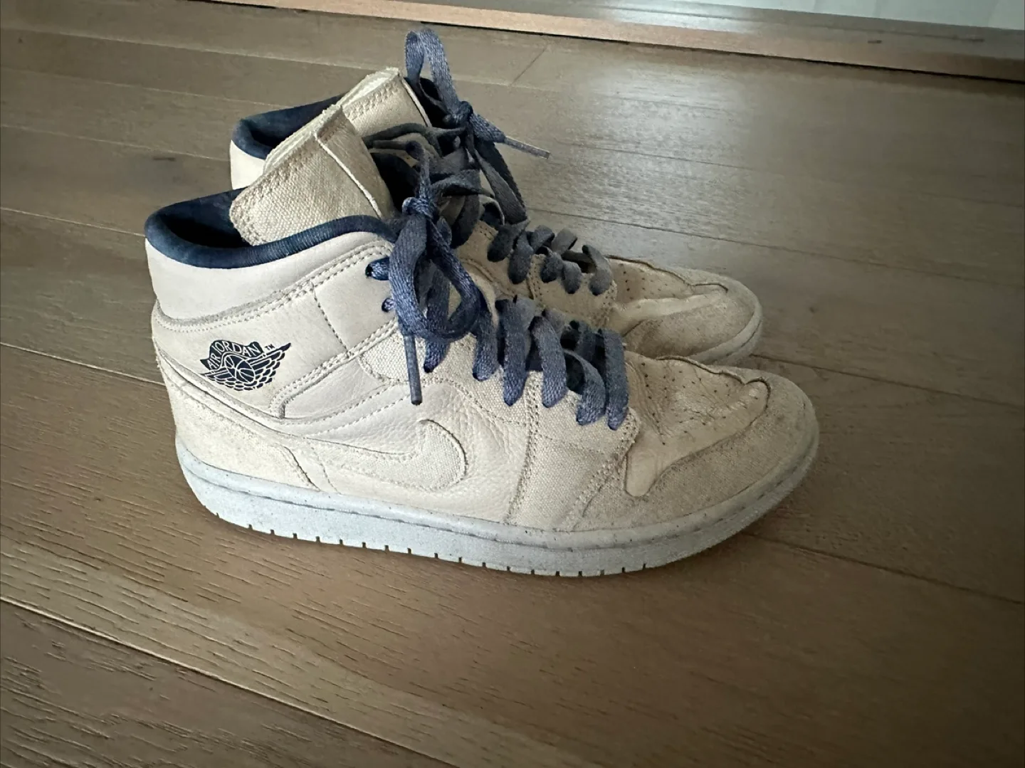 Nike Jordan woman’s size 8 sneakers image indicator(2)