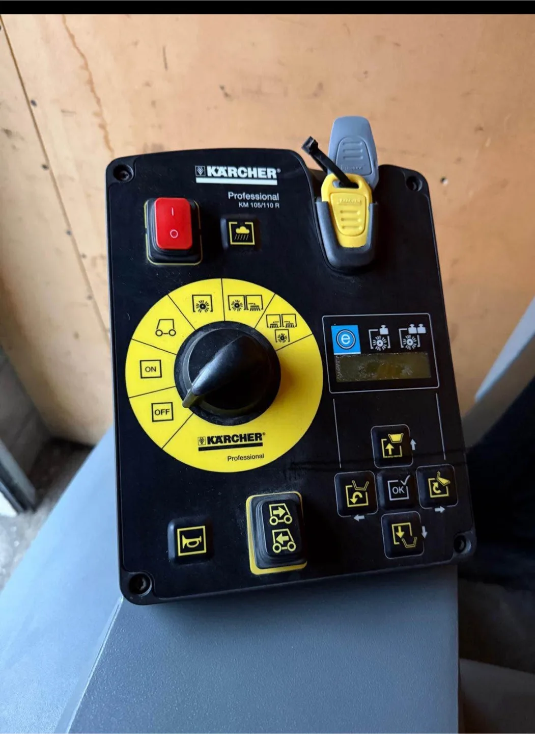 Karcher KM 105/110 R Professional Floor Sweeper image indicator(4)