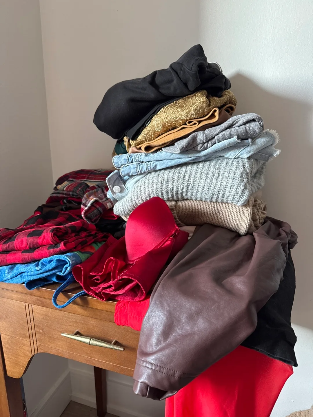 SMALL LOT OF WOMENS CLOTHES thumbnail