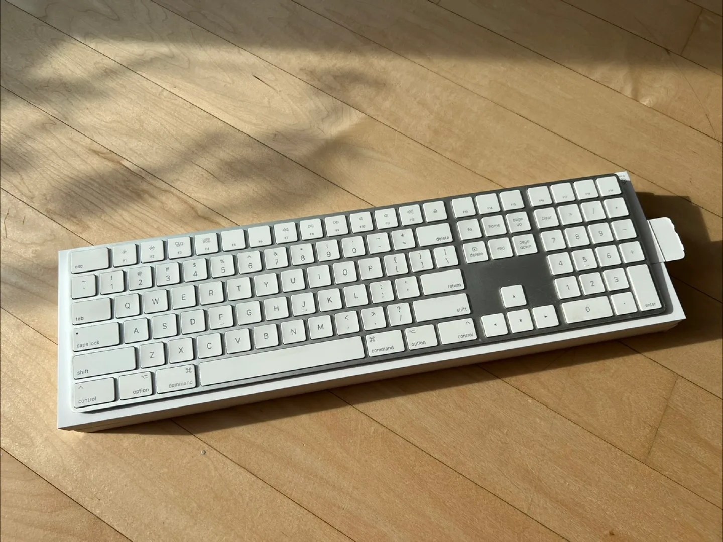 Apple Magic Keyboard with Numeric Keypad - White thumbnail
